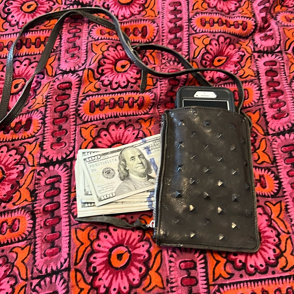 Crossbody phone holder/ purse!